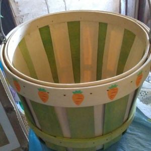 DECORATIVE BASKET WITH HANDLE AND CARROTS DESIGNS.